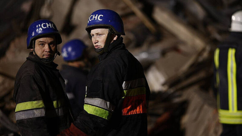 В одному з районів Києва пожежа: жителів просять не виходити на вулицю