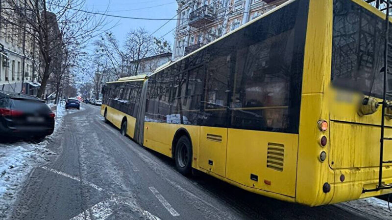 У центрі Києва тролейбус застряг у проваллі: рух перекрили