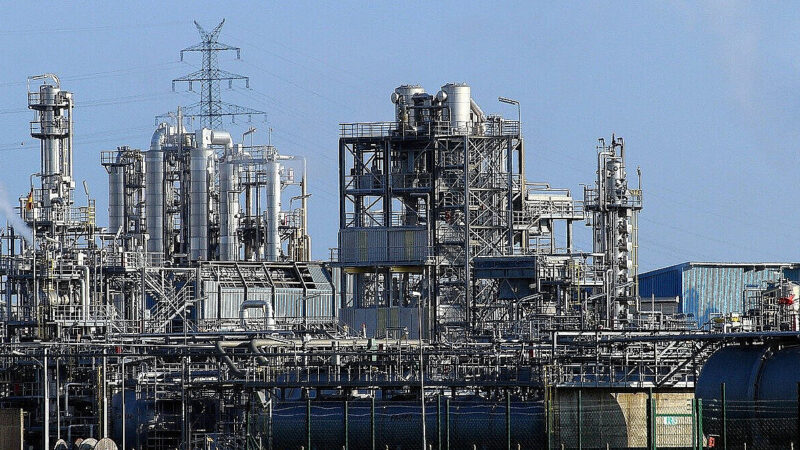 Угорська MOL та “Газпром” погодили умови купівлі-продажу підсанкційного НПЗ у Сербії