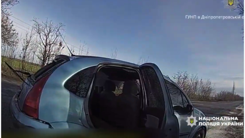 Поліцейські Нікопольщини допомогли матері з дитиною, які потрапили під удар ворожого БпЛА