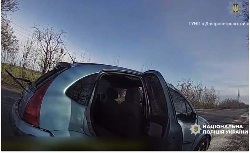 Поліцейські Нікопольщини допомогли матері з дитиною, які потрапили під удар ворожого БпЛА
