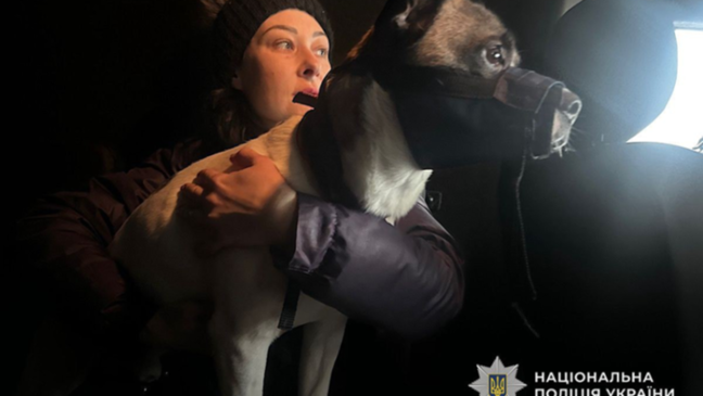 Повернулися за домашніми улюбленцями: поліцейські правоохоронці вдруге евакуювали родину з берегової лінії Нікополя