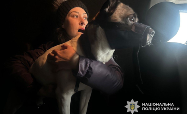 Повернулися за домашніми улюбленцями: поліцейські правоохоронці вдруге евакуювали родину з берегової лінії Нікополя