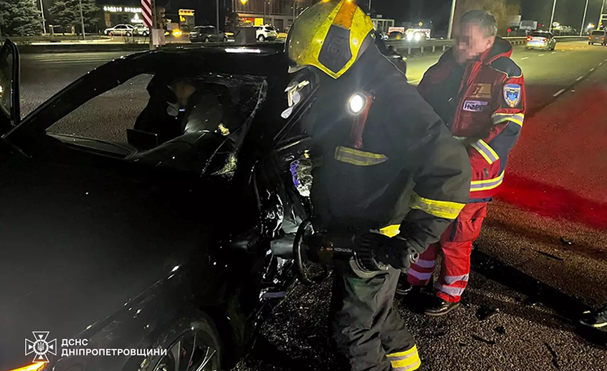 Дніпровський район: рятувальники деблокували водія з понівеченого автомобіля