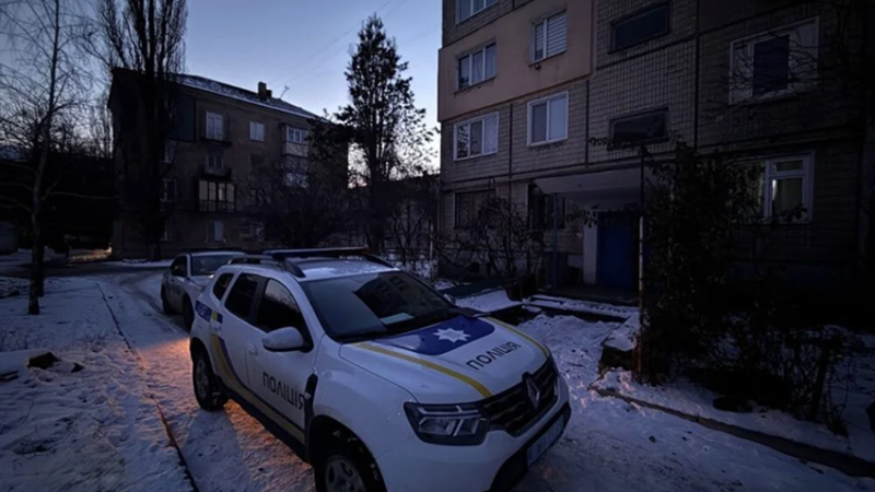 У Кривому Розі у підʼїзді знайшли померлу від передозування жінку, на тілі якої спав чоловік