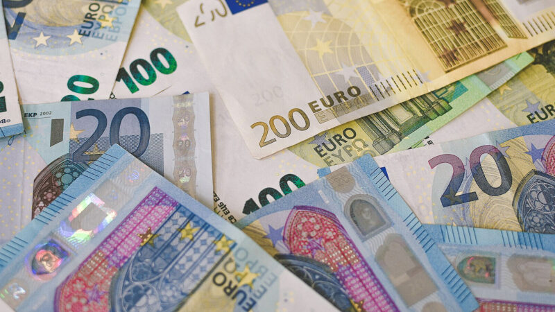 Євро вже дорожче 51 грн: чого очікувати далі