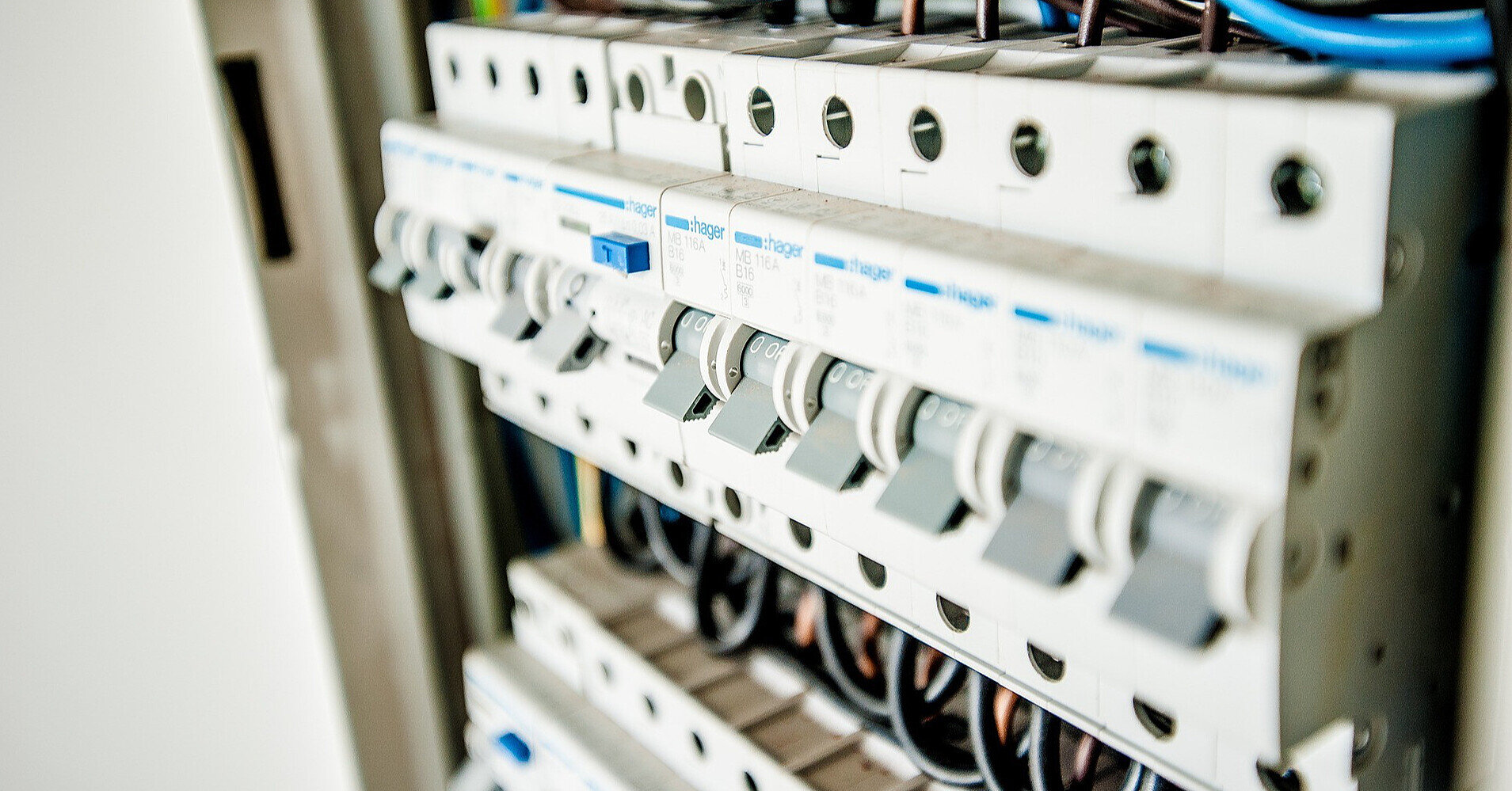 У Києві та Одесі екстрені відключення, в регіонах – за графіком: ситуація зі світлом в Україні