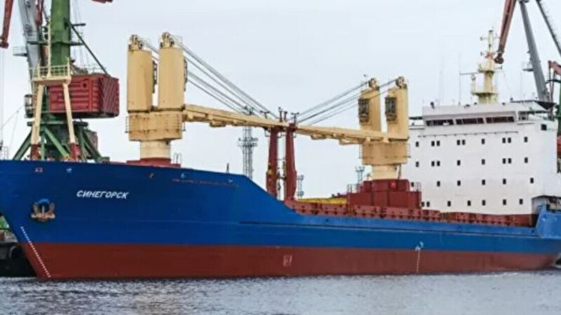 Британці “прогнали” російське судно, що зупинилося біля підводних кабелів