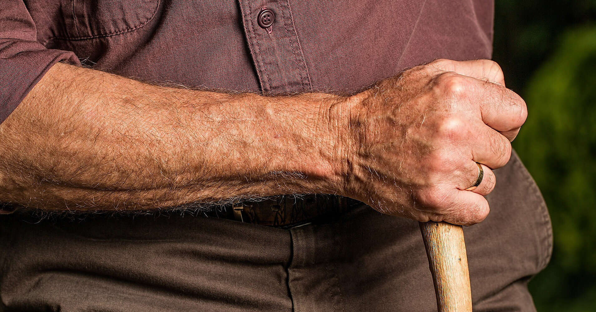 Українцям хочуть підняти пенсію до 6000 грн: які зміни готує Кабмін