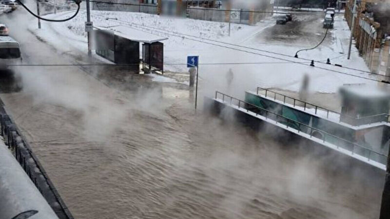 В одному з районів Києва затори на дорогах через аварію на тепломережі