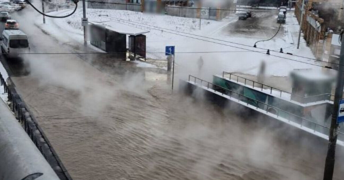 В одному з районів Києва затори на дорогах через аварію на тепломережі