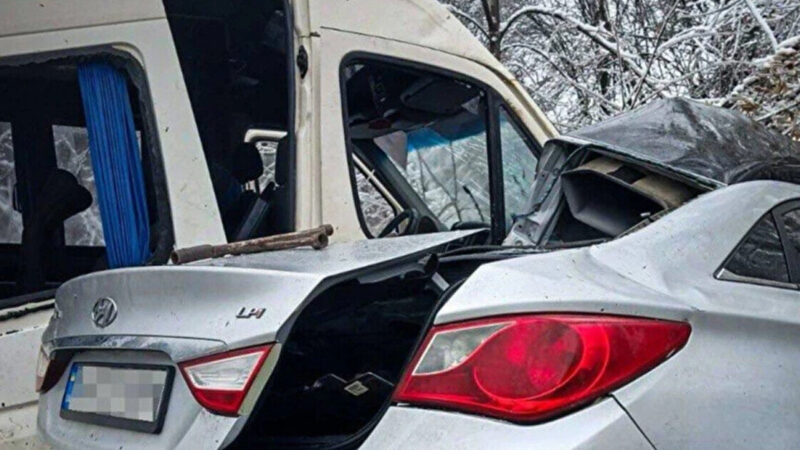 У ДТП на Київщині загинули двоє людей, ще 10 постраждали