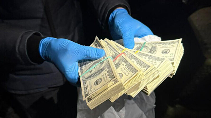 ДБР затримало чоловіка, який вимагав від посадовця ТЦК 100 тисяч доларів