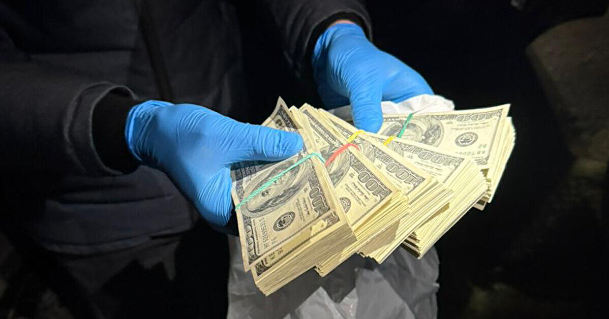 ДБР затримало чоловіка, який вимагав від посадовця ТЦК 100 тисяч доларів