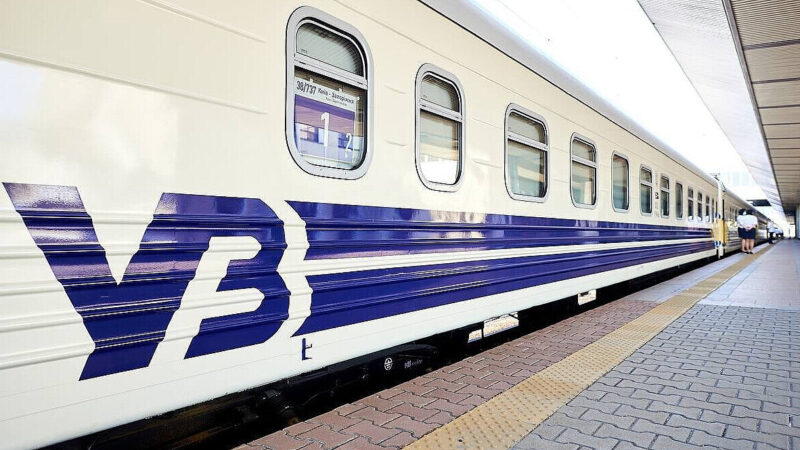 УЗ змінила графік руху понад 200 поїздів через обстріли та знеструмлення