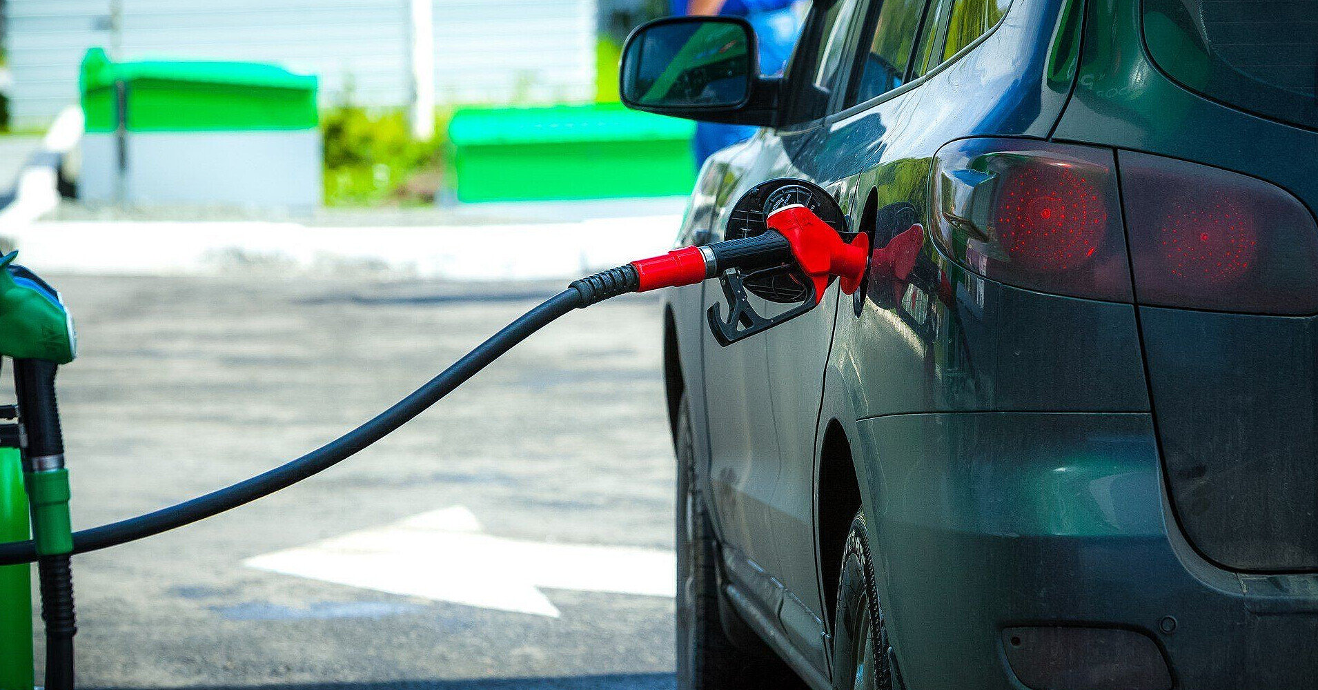 Мережі АЗС фіксують зростання попиту на пальне на тлі обстрілів енергетики