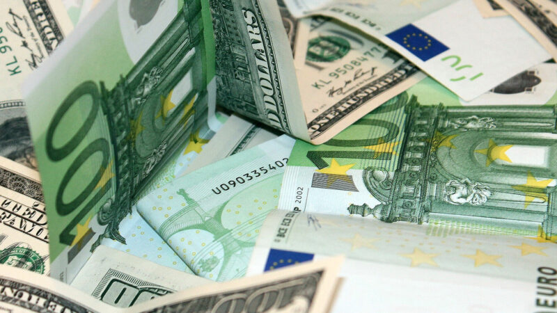 Долар чи євро: хто виграє від протистояння Трампа з Європою щодо Гренландії