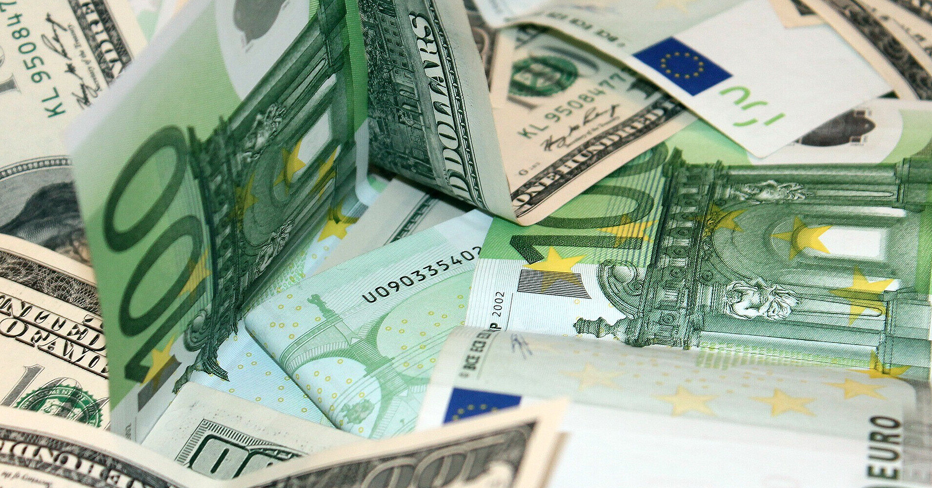 Долар чи євро: хто виграє від протистояння Трампа з Європою щодо Гренландії