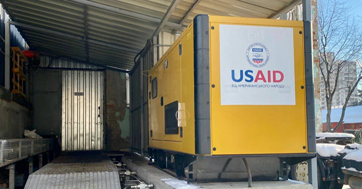 У Києві під час розвантаження обладнання генератора загинув комунальник