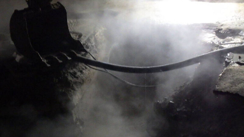 У Києві 16-річна дівчина впала в яму з окропом: затримали посадовця теплоенерго