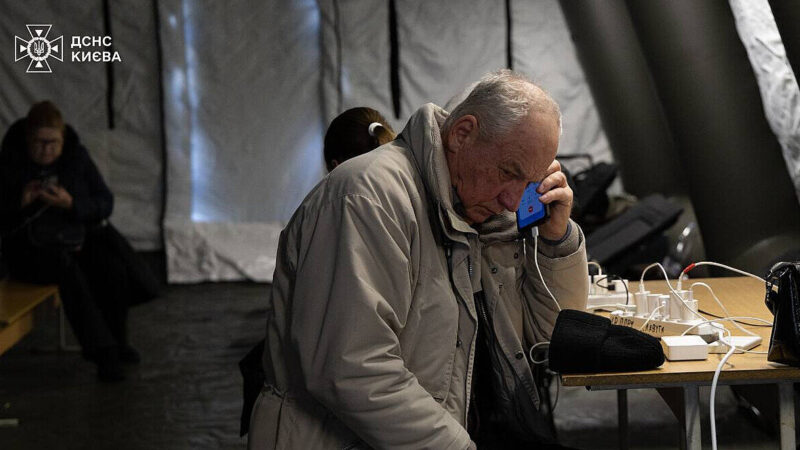 МВС: У Києві працює понад 1,3 тис пунктів незламності та понад 90 наметів для обігріву