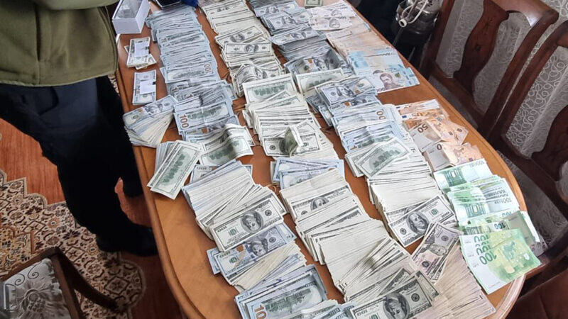 Схема з фейковою “непридатністю”: у голови ВЛК знайшли 300 тисяч доларів