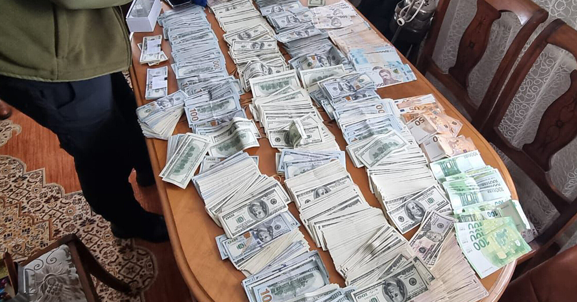 Схема з фейковою “непридатністю”: у голови ВЛК знайшли 300 тисяч доларів