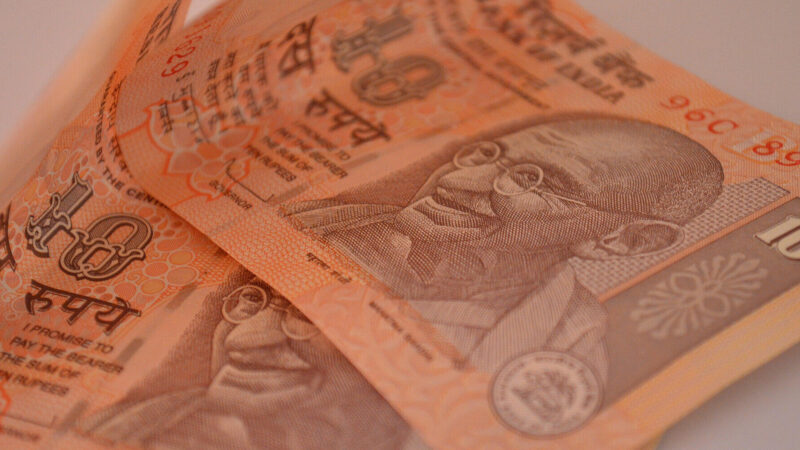 Індійська нацвалюта рекордно впала через США та іноземних інвесторів