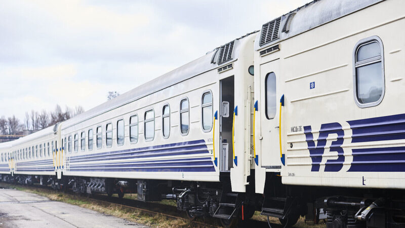 Через обледеніння контактної мережі затримуються 42 потяги – Укрзалізниця