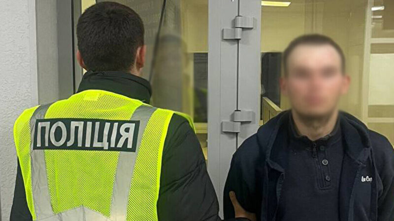 У Києві двоє чоловіків побили та пограбували військовослужбовця