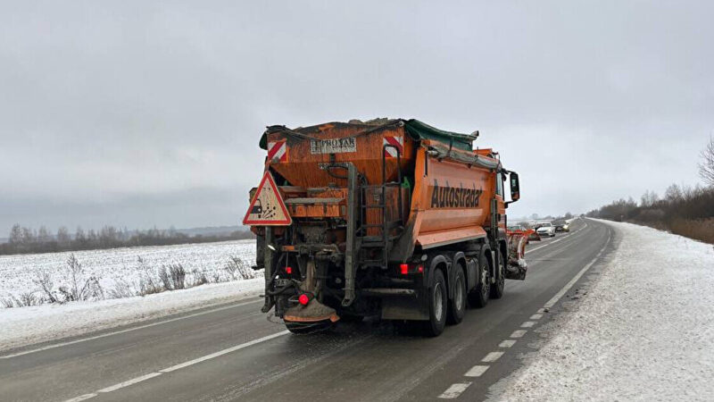 Через сильні снігопади на низці автодоріг обмежили рух