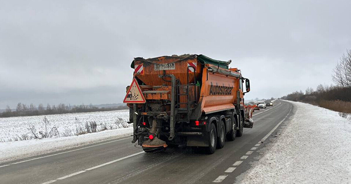 Через сильні снігопади на низці автодоріг обмежили рух