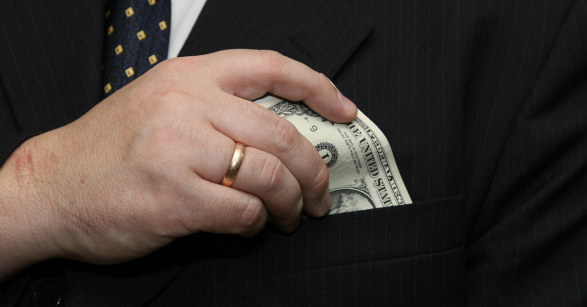 Більшість українців бачать позитивні зрушення у боротьбі з корупцією – опитування