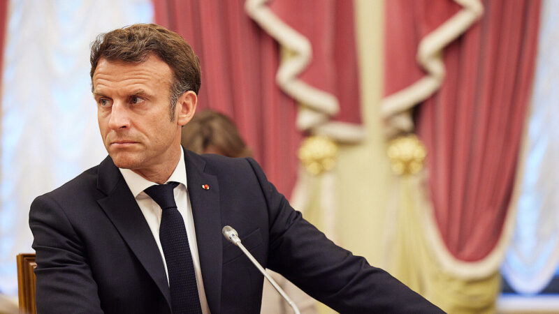 Макрон: Франція не схвалює метод повалення режиму Мадуро американцями