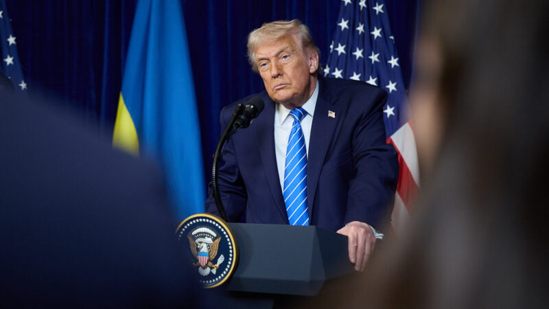 Показав середній палець: Трамп агресивно відреагував на вигук працівника заводу