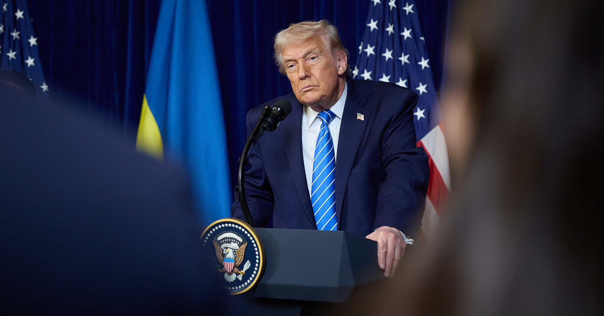 Показав середній палець: Трамп агресивно відреагував на вигук працівника заводу