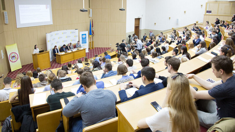 Міносвіти рекомендує продовжити канікули чи дистанційне навчання у вишах