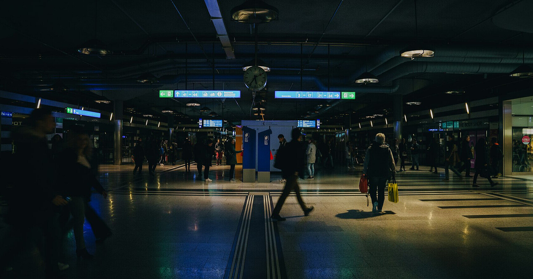 Комендантська година: ТРЦ, заправкам та аптекам дозволили працювати цілодобово