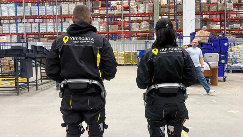 “Укрпошта” слідом за конкурентом почала тестувати екзоскелети