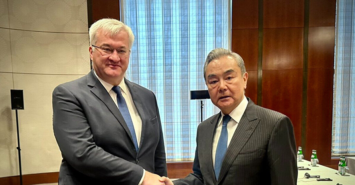 Сибіга та глава МЗС Китаю Ван Ї обговорили у Мюнхені припинення війни