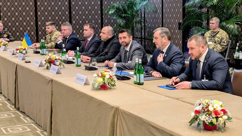 У Швейцарії почався другий день переговорів України, США та РФ – Умєров