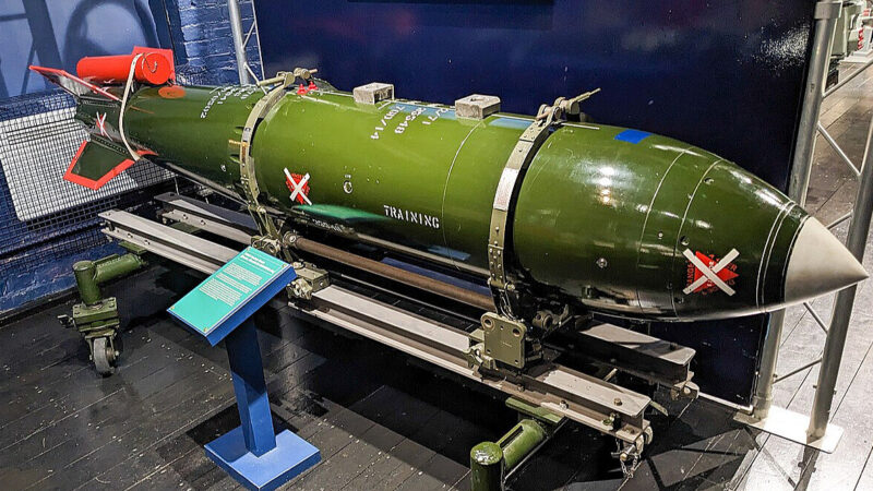 РосЗМІ написали про плани Британії та Франції “передати Україні ядерну зброю”