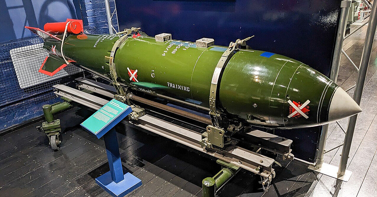 РосЗМІ написали про плани Британії та Франції “передати Україні ядерну зброю”