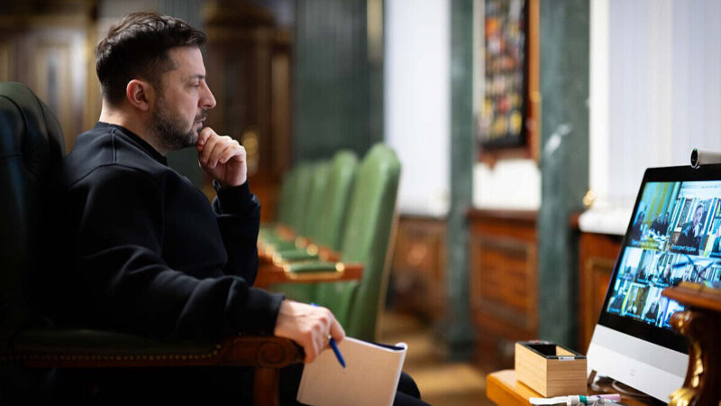 Кожна десята станція не працює без електрики: Зеленський дав доручення операторам