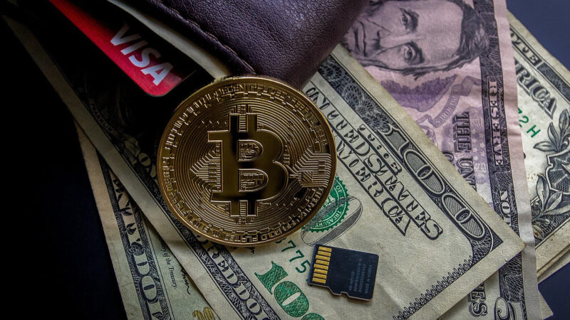 Bitcoin продовжує зниження: криптовалюта оновила ціновий антирекорд