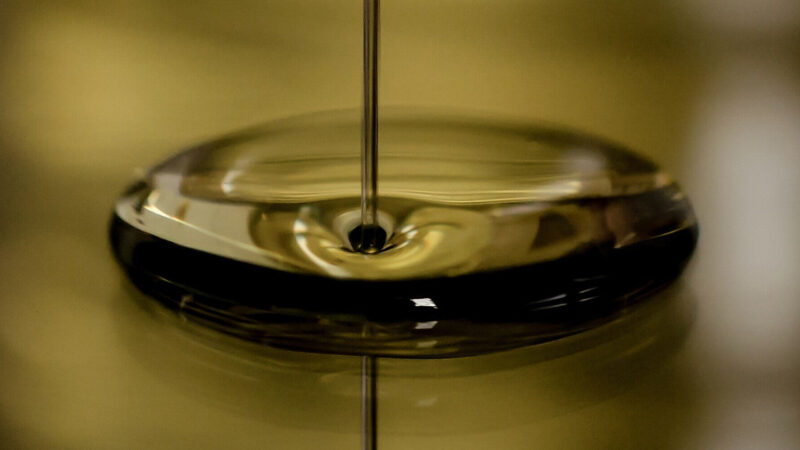 Ціни на нафту знижуються через надлишок та песимізм – Bloomberg