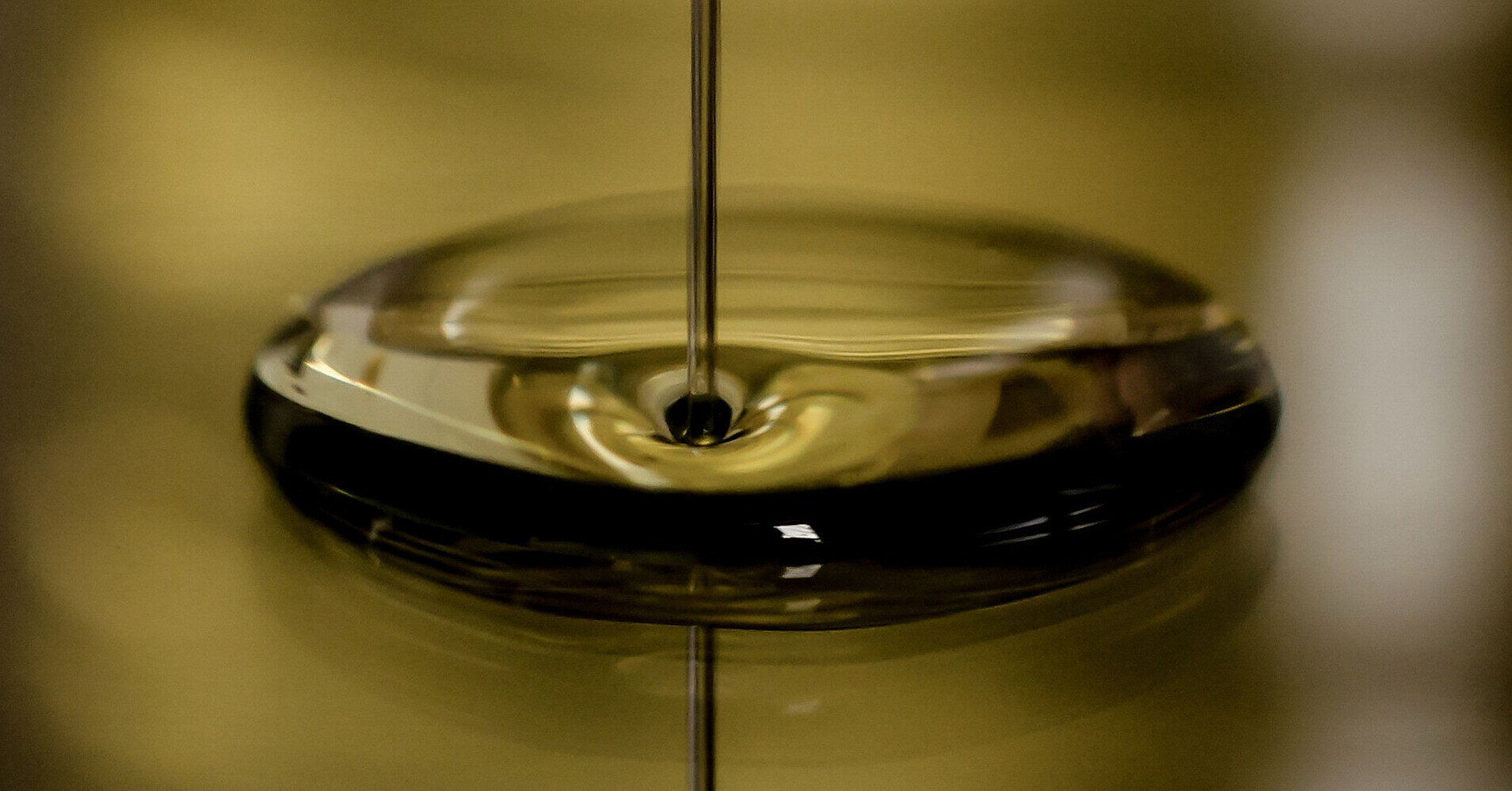 Ціни на нафту знижуються через надлишок та песимізм – Bloomberg