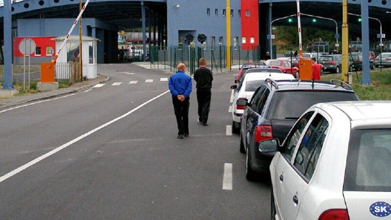 Посадовець ДПСУ та його брат з Росії вивезли до ЄС 76 військовозобов’язаних чоловіків