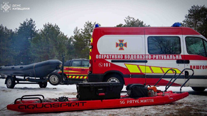 Під Києвом вже тиждень шукають водія автівки, що провалилася під лід