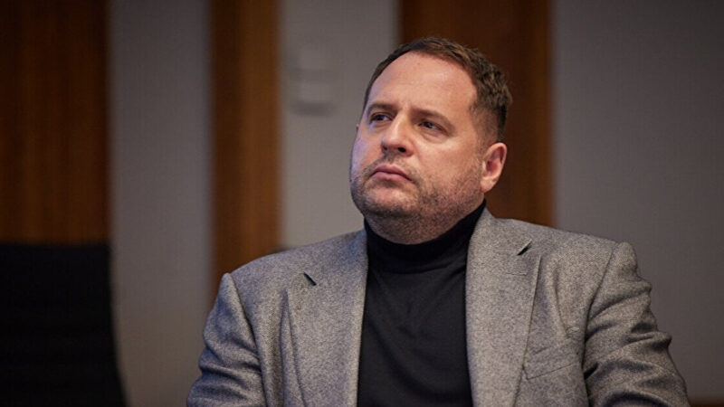 Зеленський каже, що звільнив Єрмака “з інших причин”, а не через корупцію